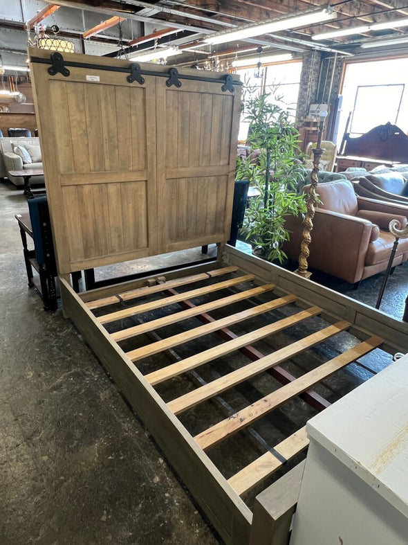 NEW Bramble Urban Bed w/ Metal Queen (72 x 63 x 87)